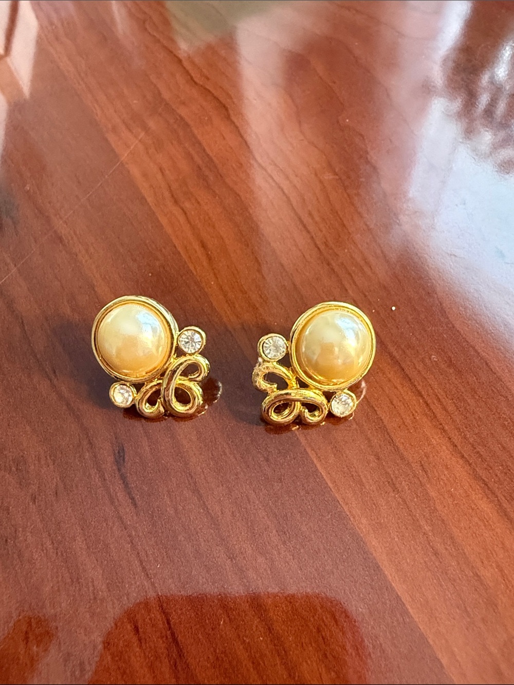 Gold Pearl and Crystal Scroll Stud Earrings - Elegant Cream/Gold